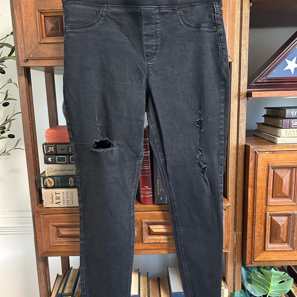 Old Navy Black Distressed Women skinny pull on Jeans